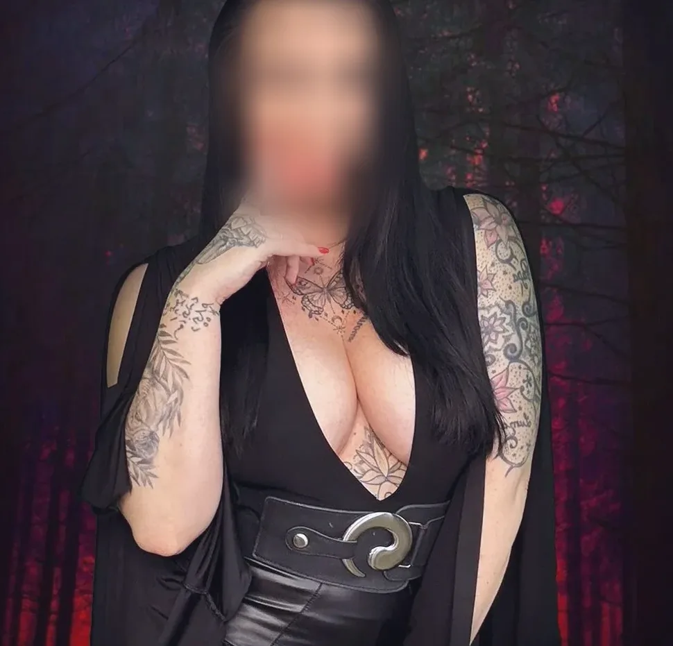 Claudia, 39