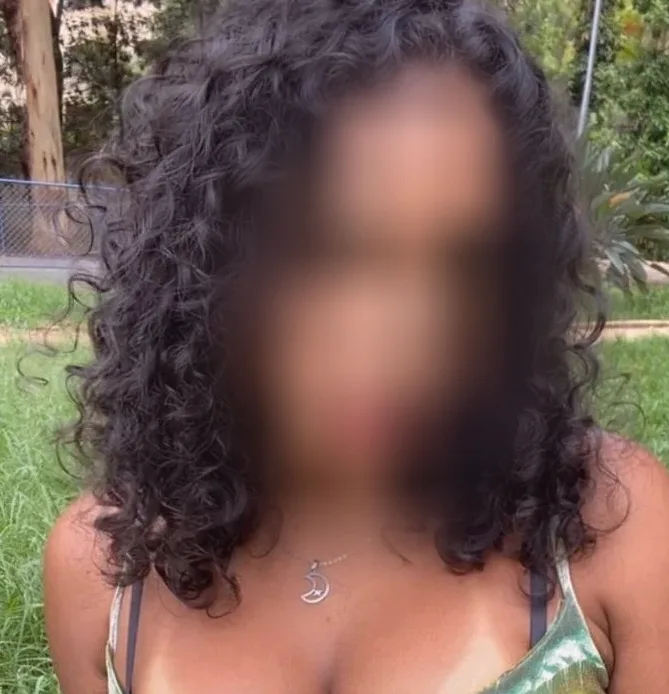 Esra, 24